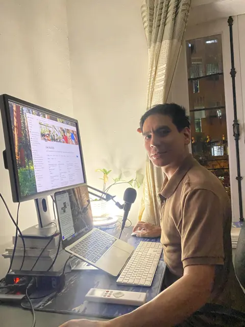 nicolas thanh working online remotely from danang with notion recording videos and creating value for his clients